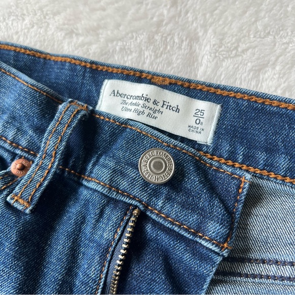 Abercrombie & Fitch Ultra High Rise Ankle Straight Jean Size 25 / 0 Regular - Picture 3 of 8
